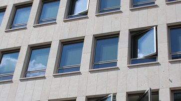 Schwingfenster mit Stahlwendeflügel waren in den 1950er Jahren üblich und wurden nahezu identisch rekonstruiert © Juliane Schmidt