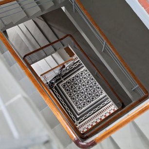 Das Treppenhaus bewahrt den Originaleindruck und begrüßt Gäste mit einem VIA Mosaik-Terrazzoboden © VIA GmbH
