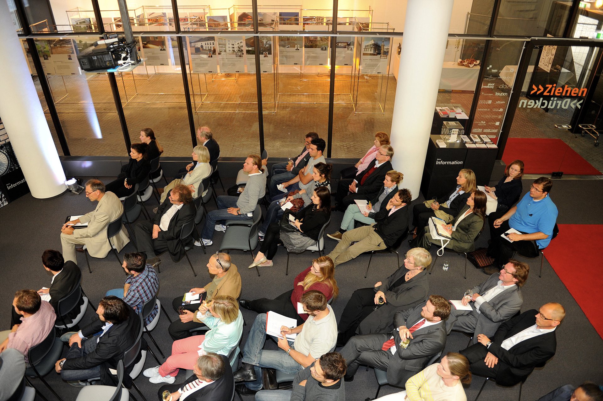 Blick von oben auf die Besucher der Veranstaltung. (Foto: Kristina Schäfer)