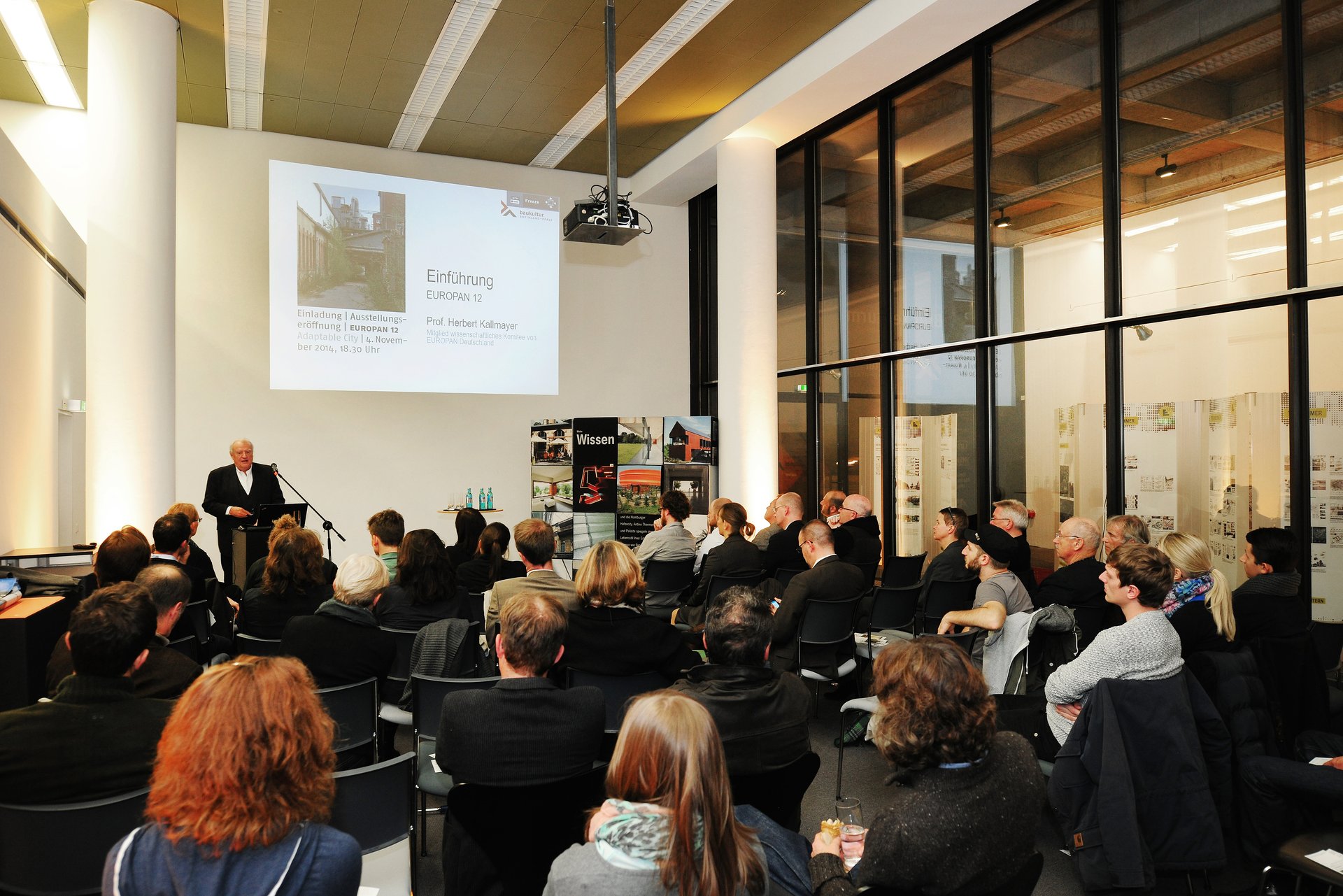 Ein Mann steht vor dem sitzenden Publikum und referiert. (Foto: Carsten Costard)