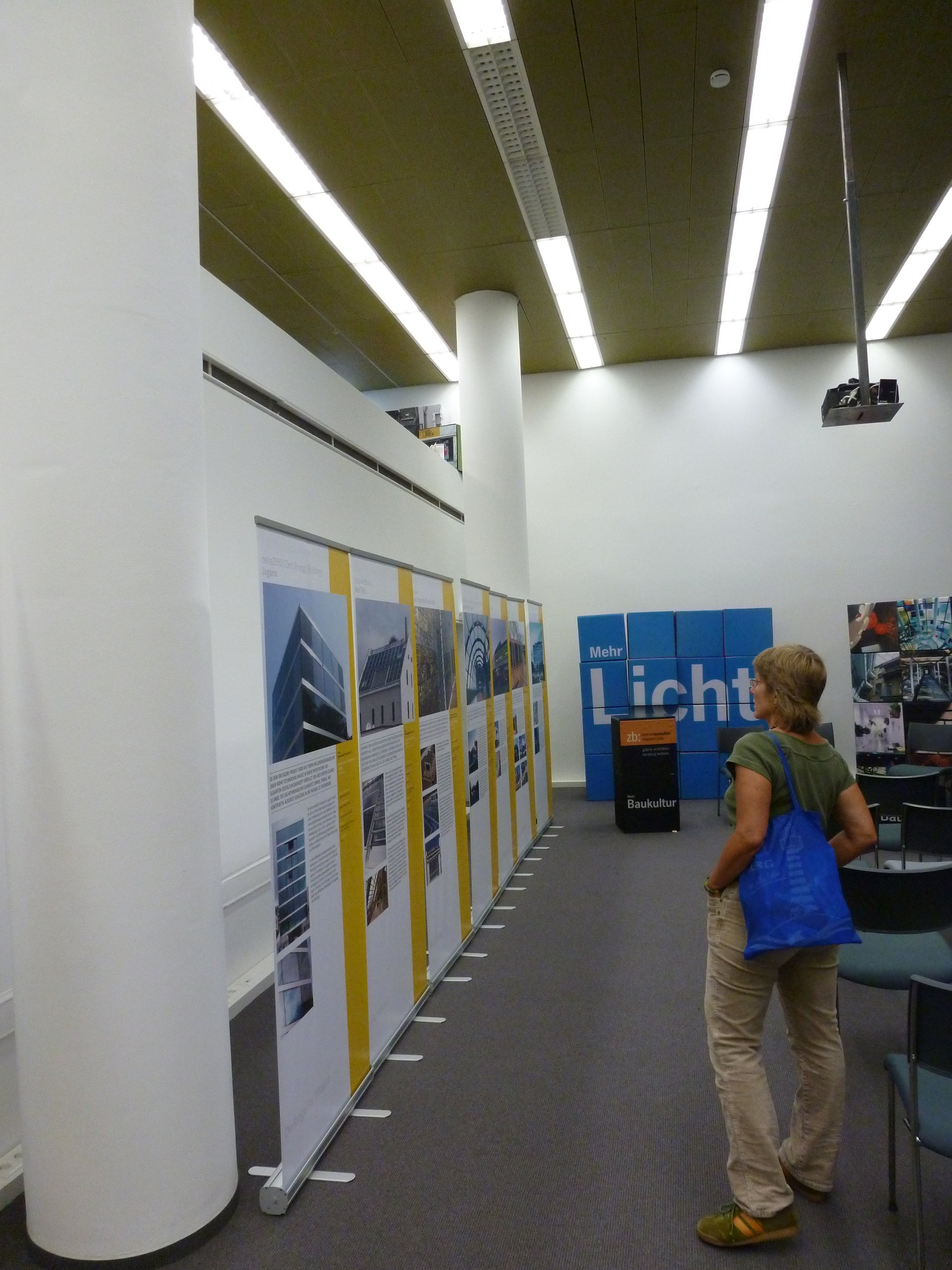 Eine Besucherin betrachtet die Ausstellung im Zentrum Baukultur. (Foto: Zentrum Baukultur Rheinland-Pfalz)