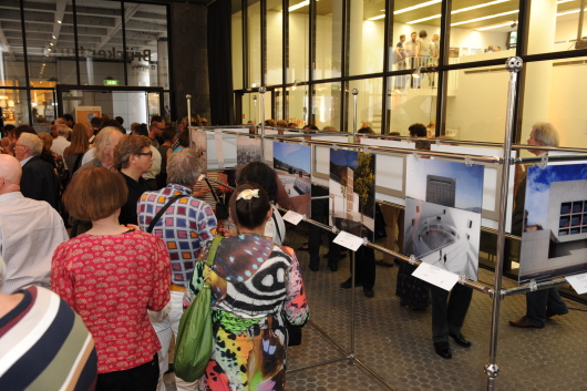 Zahlreiche Menschen betrachten aufmerksam die Fotoaufnahmen spanischer Museen, aufgenommen in der Passage des Brückenturms Mainz. (Foto: Kristina Schäfer)