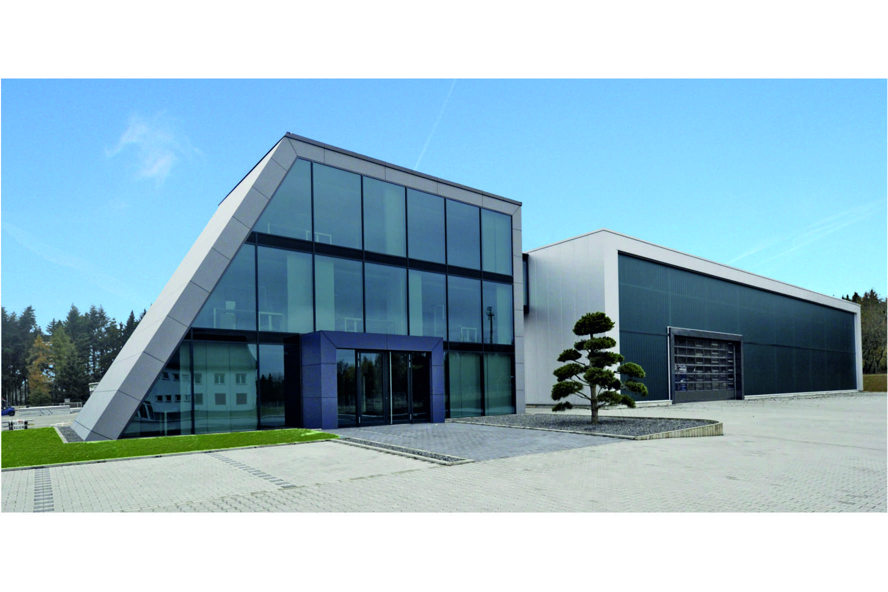 Modernes Firmengebäude mit schräger Stirnseite transluzenter Industrieglasfassade. Modernes Firmengebäude mit schräger Stirnseite transluzenter Industrieglasfassade.