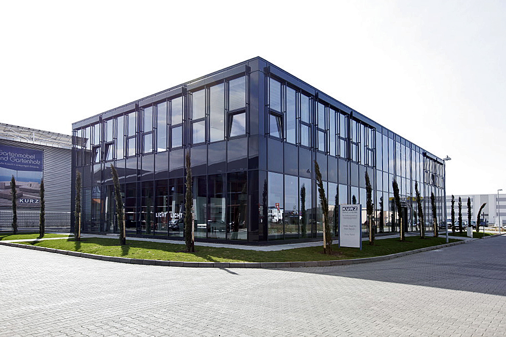Modernes Firmengebäude mit Stahl-Glas-Fassade.